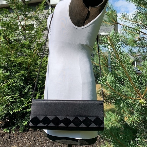 Formal wear clutch for homecoming - Picture 3 of 12